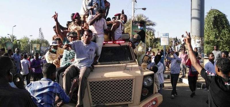 فوجی بغاوت کے بعد سوڈان کے صدر عمر البشیر نظر بند