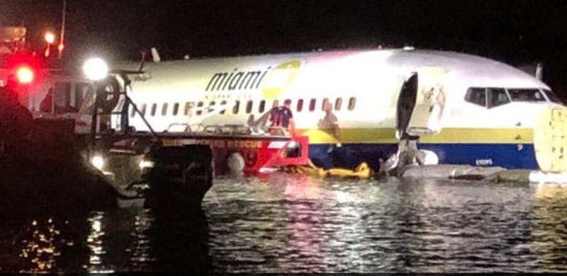 بوئنگ 737 طوفان کے باعث دریا میں جا گرا، مسافر محفوظ رہے