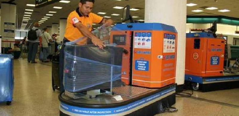 ایئرپورٹس میں بیگز پر پلاسٹک ریپنگ کی لازمی شرط پر شہباز گل کی تنقید