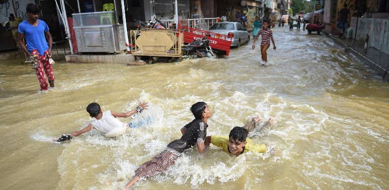 کراچی بارشیں: سوشل میڈیا پر بھی صارفین کی مزاحیہ میمز کی بھرمار