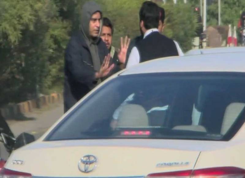 ”گاڑی کی معمولی ٹکر پر ڈرائیور کو گالیاں“،وزیراعظم عمران خان کے بھانجے حسان نیازی کی ویڈیو وائرل