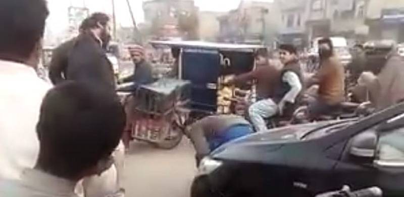 لاہور: گاڑی کو راستہ نہ دینا غریب کو مہنگا پڑ گیا، بگڑے امیر زادے نے رکشہ ڈرائیور کو سرعام مرغا بنا دیا