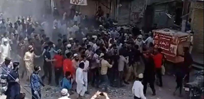 کراچی: نماز جمعہ سے منع کرنے پر نمازیوں کا پولیس اہلکاروں پر حملہ، 2 اہلکار زخمی