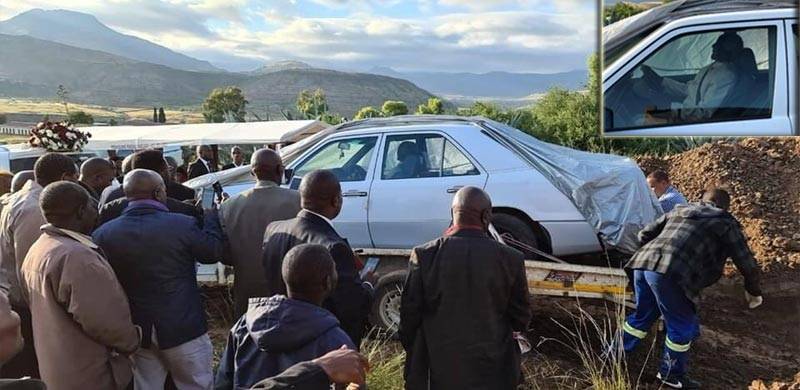افریقی شہری کی مرنے کے بعد اپنی کار میں بیٹھ کر دفن ہونے کی وصیت، تدفین کی ویڈیو انٹرنیٹ پر وائرل