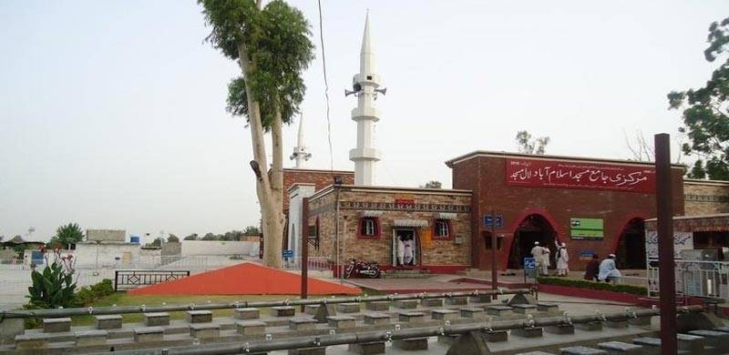 لال مسجد میں ایک بار پھر سینکڑوں لوگوں کی باجماعت نمازِ جمعہ، حکومتی احکامات ہوا میں اڑا دیے گئے