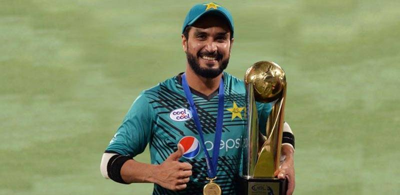 پاکستان کرکٹ ٹیم کے فاسٹ باؤلر رومان رئیس نے اپنا کرکٹ کا سامان نیلام کر دیا