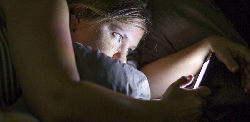 بستر پر لیٹ کر موبائل فون استعمال کرنے والوں کیلئے خطرے کی گھنٹی
