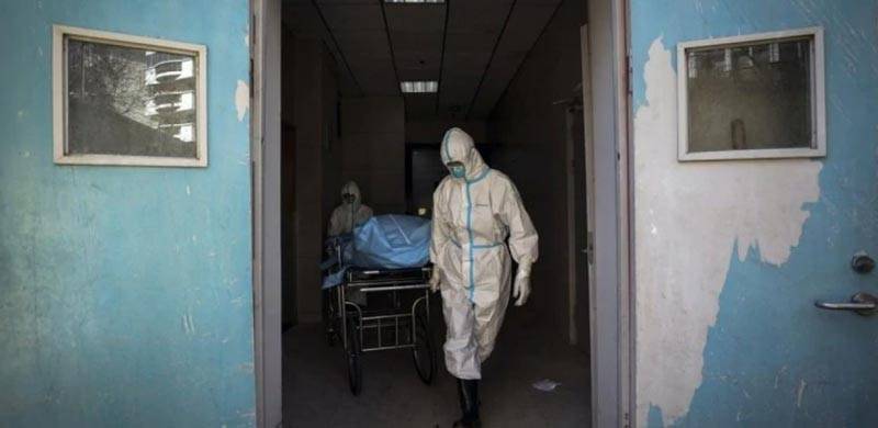 کرونا وائرس: حکومت آپ کو اجتماعی مدافعت کے نام پر موت کی طرف دھکیل رہی ہے، اپنے پیاروں کو خود بچاؤ