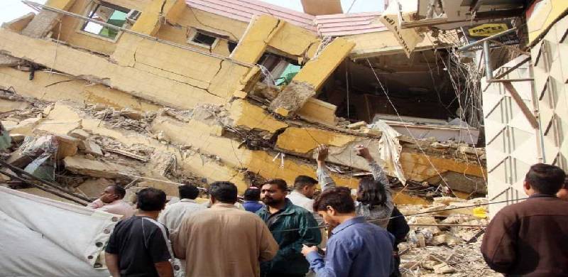 مخدوش کراچی کی زمیں بوس ہوتی ہوئی رہائشی عمارتیں: ذمہ دار کون؟