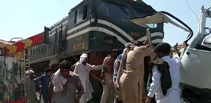 شیخوپورہ کے نزدیک مسافر کوسٹر اور ٹرین میں تصادم، 20 سکھ یاتری جان کی بازی ہار گئے