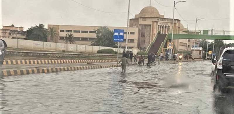 شہری سیلاب کے باعث ڈوبتا ہوا کراچی