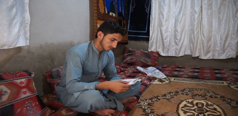 افغان پناہ گزین ہو اس لئے داخلہ نہیں ملے گا: میٹرک میں بورڈ کا پوزیشن ہولڈر نوجوان اعلیٰ تعلیم کے لئے در بدر