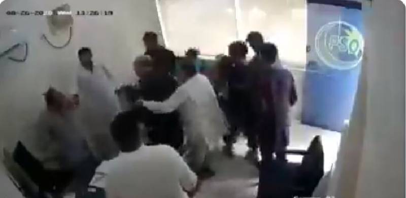 ساہیوال: تحریک انصاف کے ضلعی صدر رانا آفتاب کا مسلح گارڈز کے ہمراہ پیٹرول پمپ مالک پر تشدد، ویڈیو وائرل