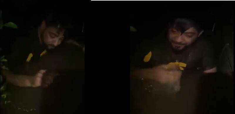 پیسے بارش کے پانی میں گر گئے: عامر لیاقت کی کراچی میں کھڑے پانی میں ڈبکیاں، ویڈیو بناتے رہے