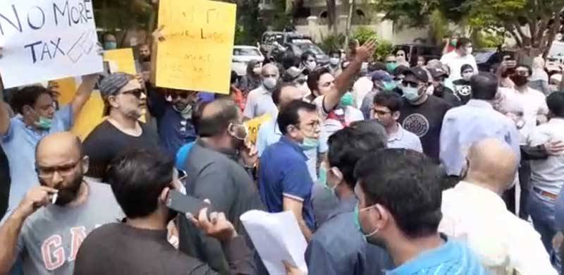 کراچی: کنٹونمنٹ بورڈ کلفٹن کے دفتر کے باہر ڈی ایچ اے کے رہائشیوں کا بارش کے 5 روز بعد بھی نکاسی آب نہ ہونے پر احتجاج