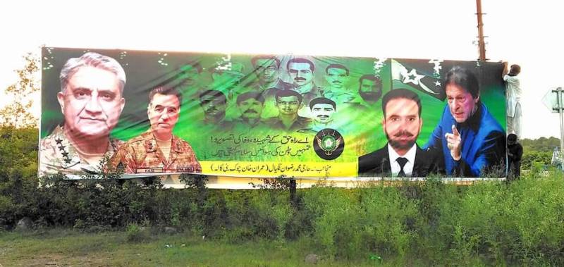 اسلام آباد میں وزیر اعظم کی رہائش گاہ سے دفتر تک فوجی قیادت کی تصاویر پر مبنی سیاسی بینرز آویزاں