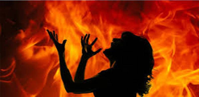 سیالکوٹ: سسرالیوں کی جانب سے زندہ جلائی جانے والی خاتون 4 دن بعد دم توڑ گئی