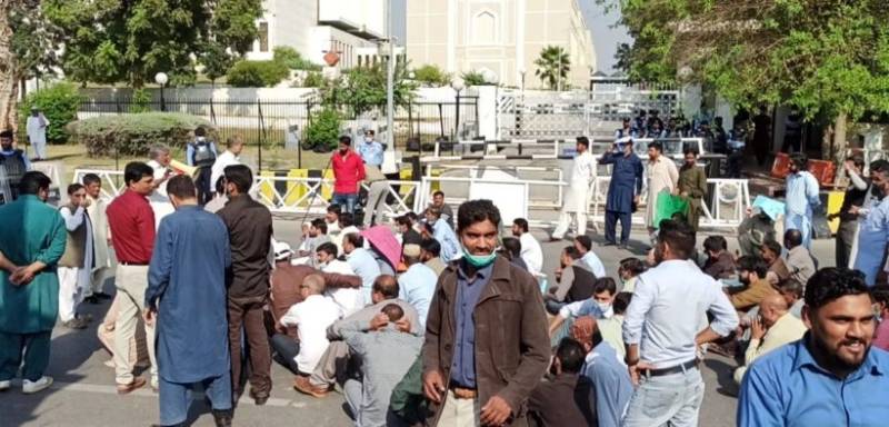 ریڈیو پاکستان کے احتجاجی ملازمین کو رات گئے پولیس نے گرفتار کر لیا