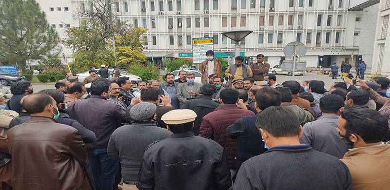 وفاقی سرکاری ملازمین کا وزارت خزانہ کے باہر احتجاج، پمز ہسپتال و پی ٹی وی ملازمین بھی شریک