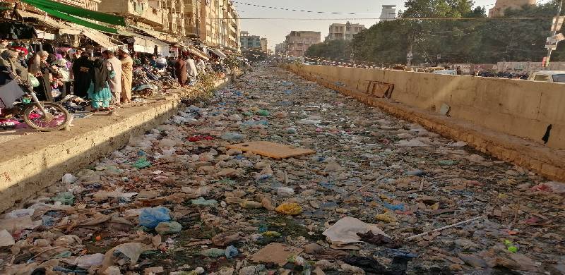 کراچی میں نالوں کی صفائی ایک خواب: شہر کا 50 فیصد کچرا نالوں میں جاتا ہے