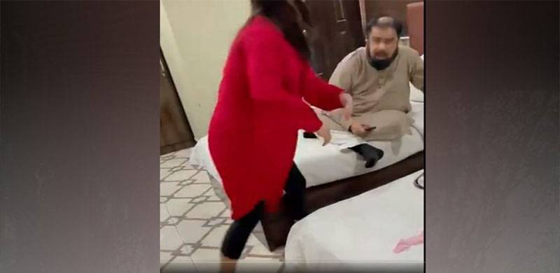 خاتون نے مفتی قوی کو تھپڑ رسید کر دیا، ویڈیو سوشل میڈیا پر وائرل