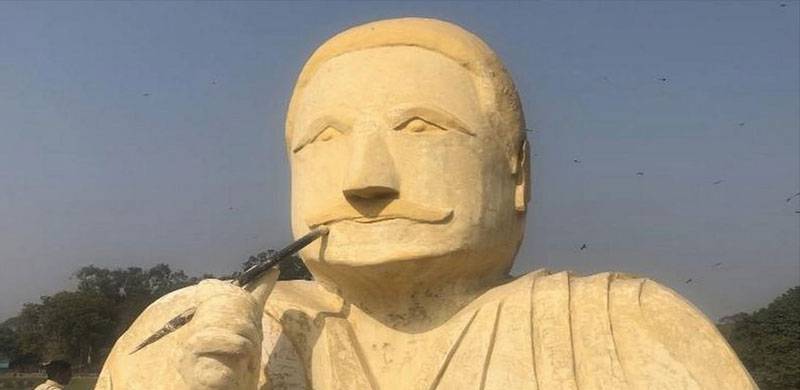 ’بہت مایوس ہے اقبال اپنے مجسمہ ساز سے‘: لاہور میں اقبال کے مجسمے پر عوام کے مزاحیہ تبصرے