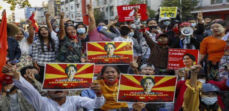 میانمار میں فوجی بغاوت: ایک لاکھ افراد کا سڑکوں پر نکل کر فوج کے خلاف احتجاج