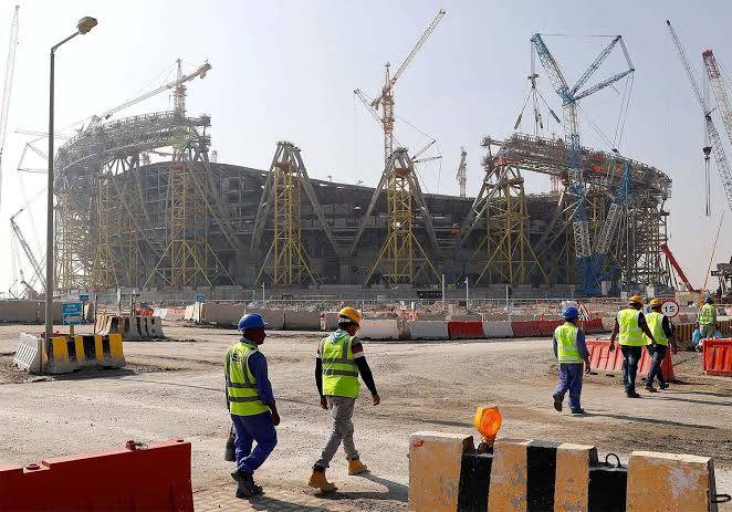 الجزیرہ کی غیر جانب دار رپورٹنگ خاموش: قطری فٹبال ورلڈ کپ تعمیرات ہر ماہ 50 مزدور نگلنے لگیں
