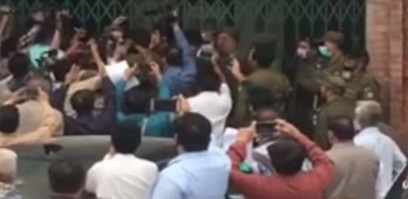 لاہور: عدالتی حکم کے باوجود دفاتر نہ کھولنے پر بلدیاتی نمائندوں کا احتجاج، ٹاؤن ہال کے تالے توڑ دیے