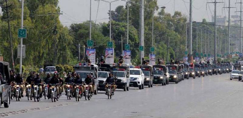 انتہاء پسندی سے لڑنے کا عزم: لاہور پولیس کا فلیگ مارچ