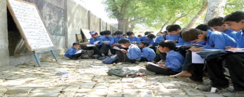 16 لاکھ بچے سکولوں میں زمین پر بیٹھ کر پڑھتے ہیں، 8 سال سے ایک ڈیسک نہیں خریدا: حکومت سندھ کا عدالت میں اعتراف