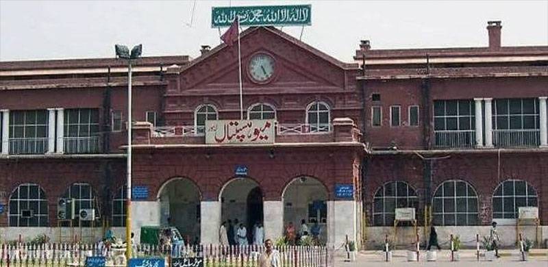 میو اسپتال لاہور: سیکیورٹی گارڈ نے مریضہ کا آپریشن کردیا