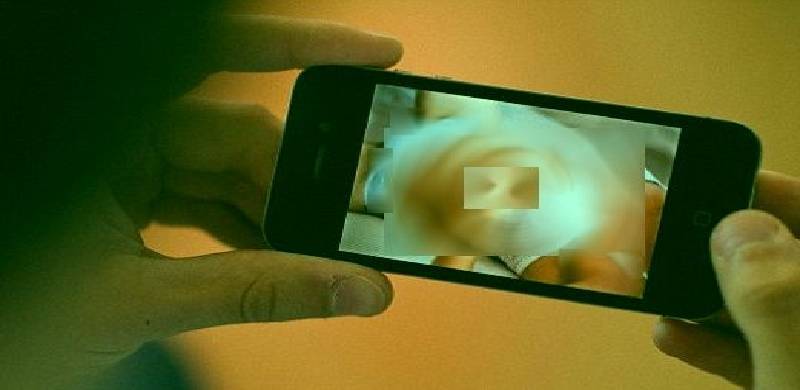 موبائل ٹھیک کرنے والے کے ہاتھوں طالبہ کی نازیبا تصاویر وائرل: معاملہ نمٹانے کے لیئے ایپل کو لاکھوں ڈالر کی ادائیگی کرنا پڑ گئی
