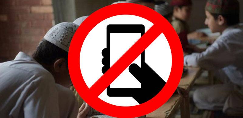 کیا مدارس میں موبائل فون کے استعمال پر پابندی عائد کی گئی ہے؟ 