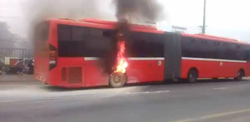 بی آر ٹی کے بعد لاہور میٹرو بس میں بھی آگ بھڑک اٹھی