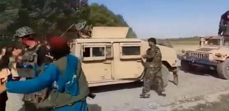 افغان طالبان نے امریکی فورسز کی گاڑیوں اور اسلحہ پر قبضہ کرلیا