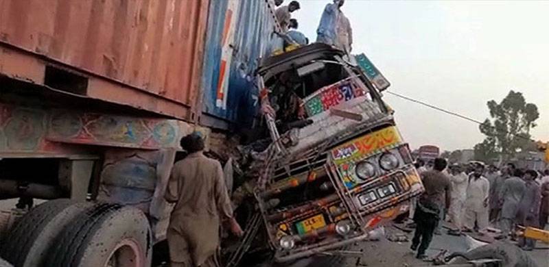 ڈیرہ غازی خان کے قریب بس اور ٹرالر میں تصادم سے 34 افراد جاں بحق