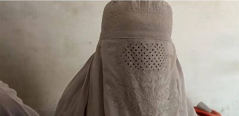 ڈی آئی خان: 3 افراد نے برقعہ پہنے خاتون کو سر عام برہنہ کر کے ویڈیو بنائی اور کپڑے بھی ساتھ لے گئے