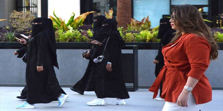 سعودی عرب نے خواتین کے لیے عبایا پہننے کی شرط ختم کر دی