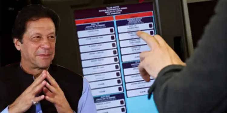 'لگتا ہے کہ عمران خان الیکٹرانک ووٹنگ مشینوں کے چکر میں الیکشن کا التوا چاہتے ہیں'