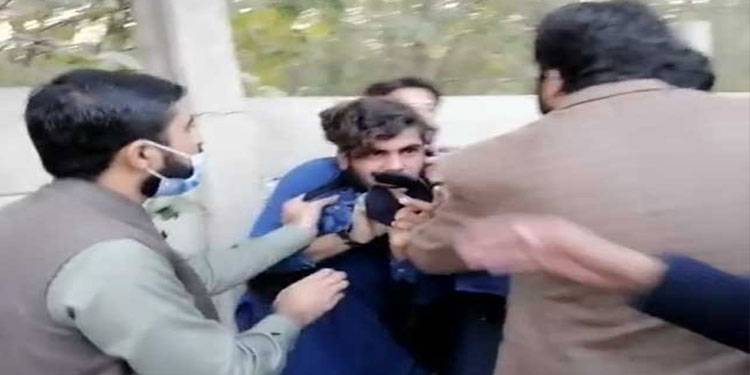 'عمران خان مردہ باد' کا نعرہ لگانے پر پی ٹی آئی کے کارکنوں کا شہری پر تشدد