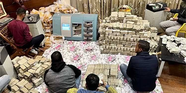 انڈیا میں پرفیوم تاجر کے گھر پر ریڈ، نوٹ گننے کے لئے مشینیں منگوانا پڑیں