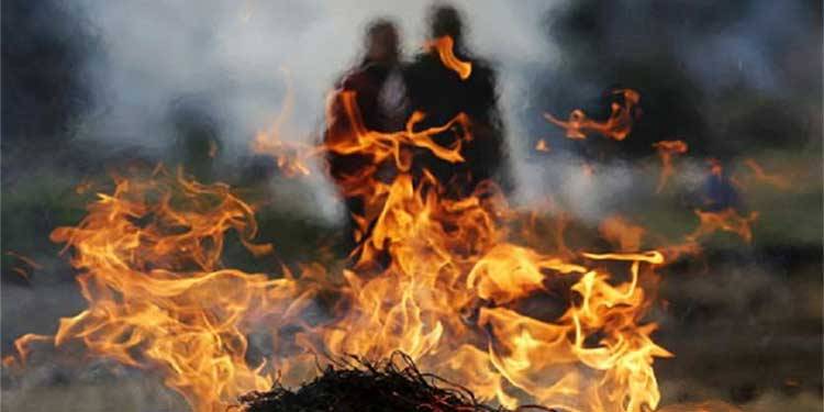 انڈیا میں مردہ شخص ارتھی کو آگ لگانے سے کچھ لمحے قبل زندہ، ویڈیو انٹرنیٹ پر وائرل