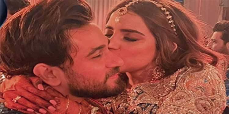 صوبر علی کا شوہر کو بوسہ، اس پیار کو بے غیرتی کہنے والی خاتون کی ٹویٹر پر چھترول