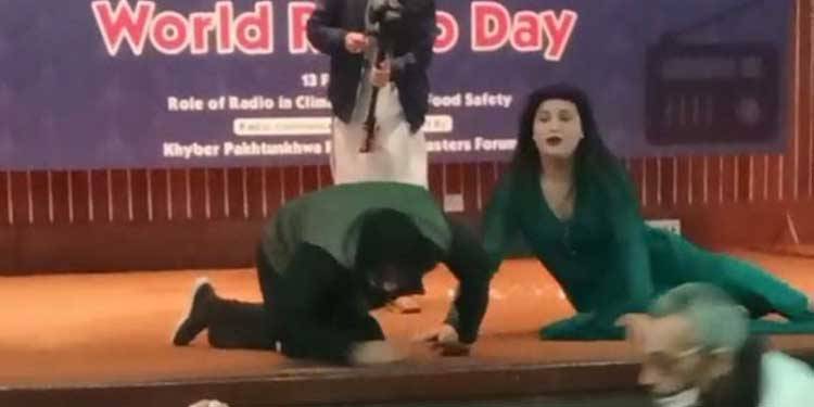 ورلڈ ریڈیو ڈے کے موقع پر پشاور سٹیشن میں تقریب، اخلاق باختہ ڈانس