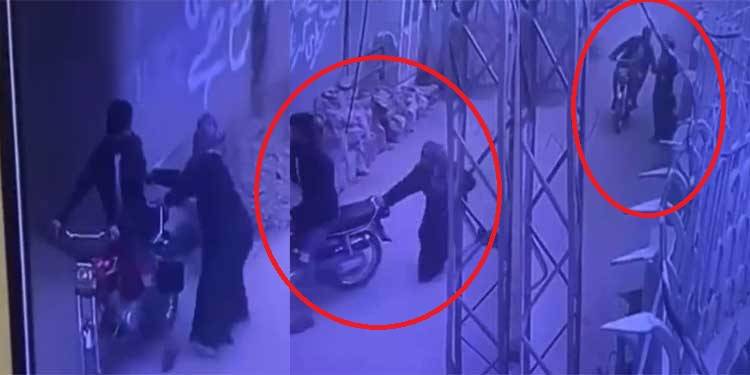 باہمت طالبہ نے دست درازی کرنے والے موٹر سائیکل سوار کو پکڑ لیا، ویڈیو وائرل