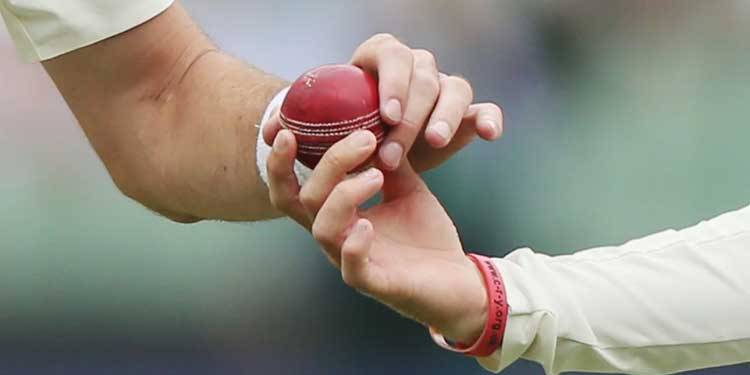 اب کھلاڑیوں کو ''تھوک'' کے ذریعے گیند چمکانے کی اجازت نہیں ہوگی، نئے قوانین جاری