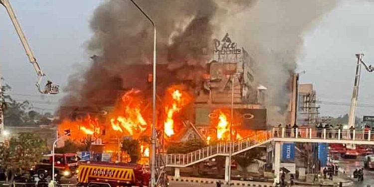 لاہور کے مشہور شاپنگ پلازہ میں خوفناک آتشزدگی، کروڑوں کا سامان جل کر راکھ ہوگیا