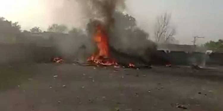 پشاور کے قریب پاک فضائیہ کا طیارہ گر کر تباہ، دونوں پائلٹس شہید