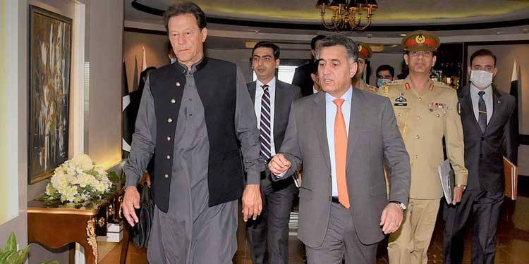 حکومت کا نومبر تک سروائیو کرنا ضروری، عمران خان اور ان کے فیورٹ جنرل آ گئے تو سب کیلئے مشکل ہو جائے گی